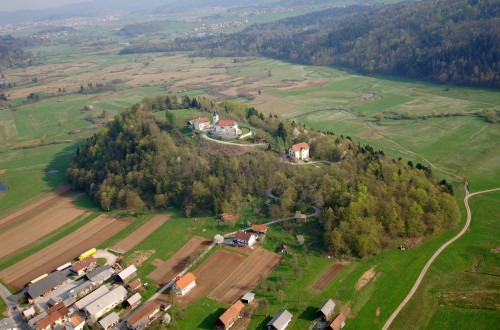 Osamelec kopanj sredi Radenskega polja. Pogled iz zraka.
