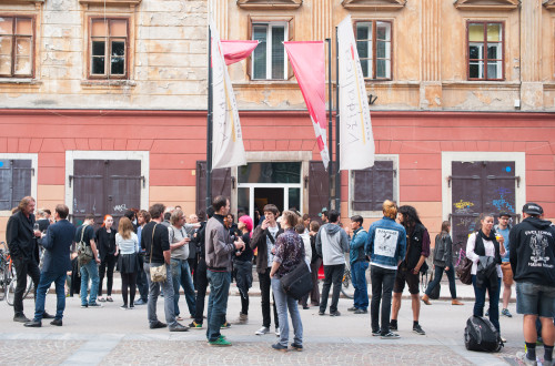 Obiskovalci pred vhodom v galerijo. 