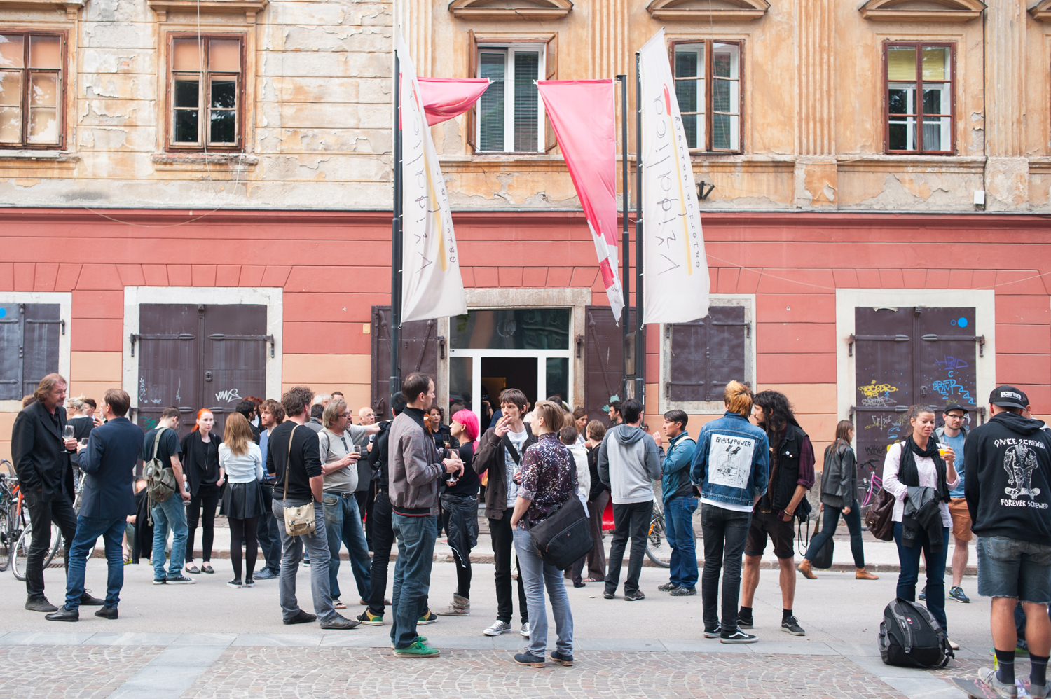 Obiskovalci pred vhodom v galerijo. 