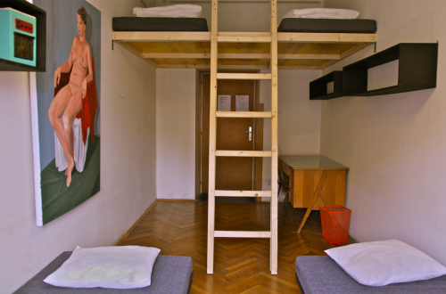 Več-posteljna soba z nadstropnimi posteljami.