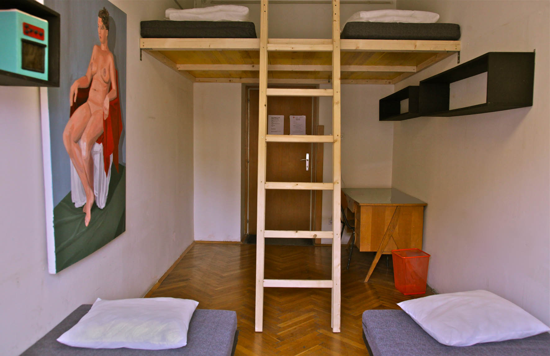 Več-posteljna soba z nadstropnimi posteljami.