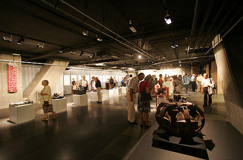 Besucher der Ausstellung im Inneren der Galerie.
