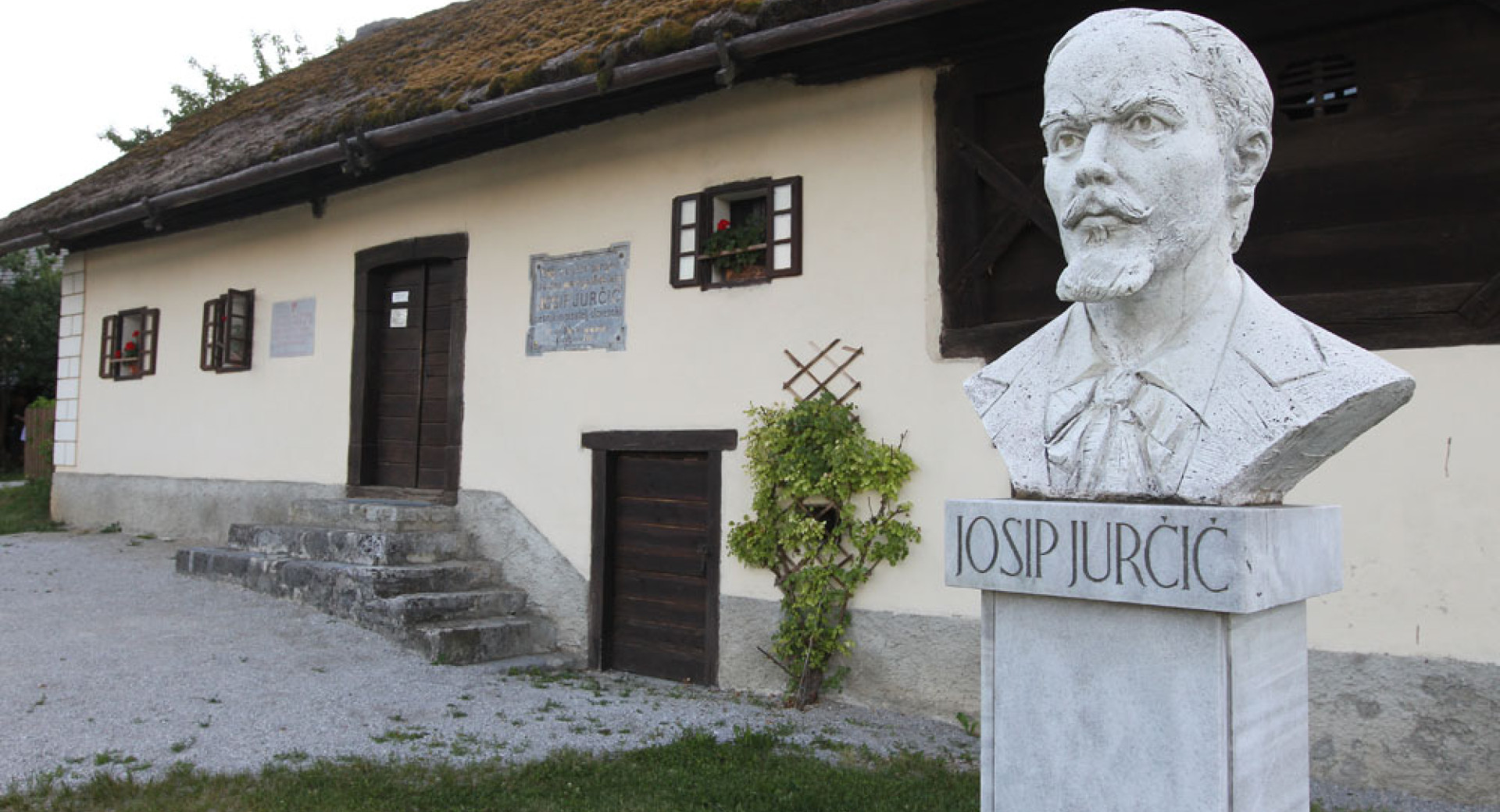Doprsni kup Josipa Jurčiča pred njegovo domačijo na Muljavi.