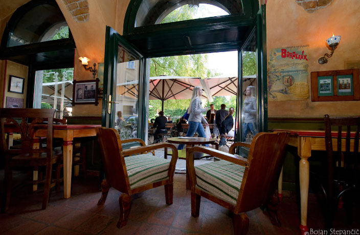 le-petit-cafe-2.jpg