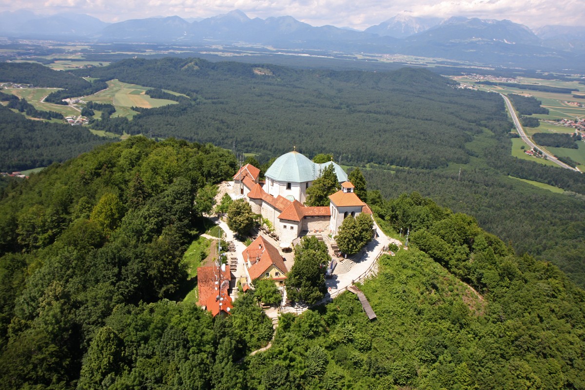 Panoramski pogled na cerkev na Šmarni gori.