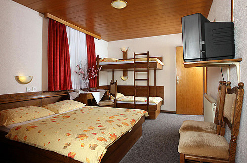Štiri posteljna soba z nadstropno posteljo in zakonsko posteljo.