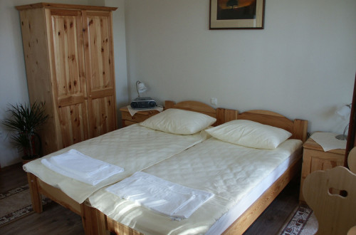 Dvoposteljna soba z ločenima posteljama.