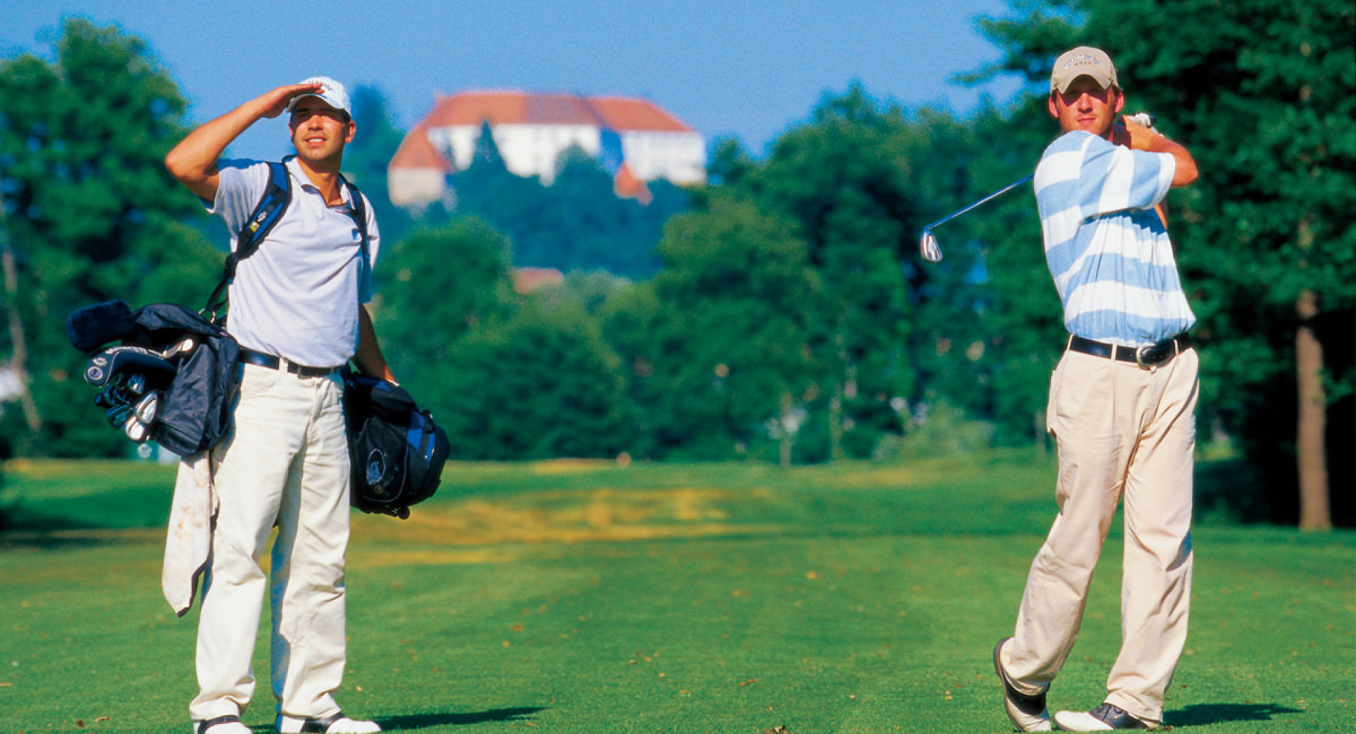 Golfista na igrišču. V ozadju Ptujski grad. 