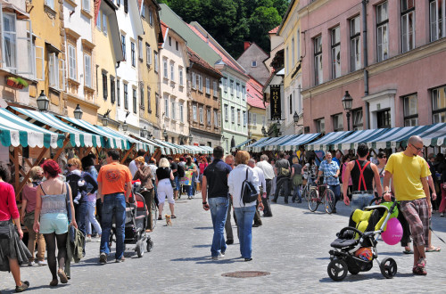 Stojnice postavljene na levi in desni strani v Mestnem trgu.