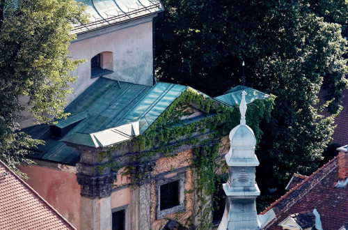 Panoramski pogled na trg.