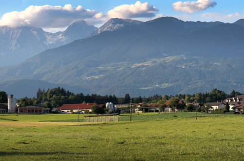 Panorama Vodic s Kamniško-Savinjskimi Alpami v ozadju.