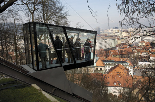 Steklena kabina tirne vzpenjače. Pogled na staro Ljubljano.