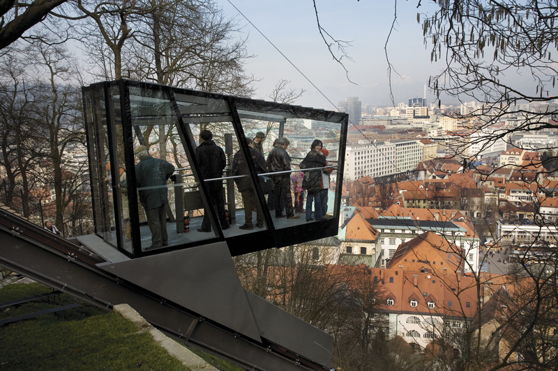 Steklena kabina tirne vzpenjače. Pogled na staro Ljubljano.