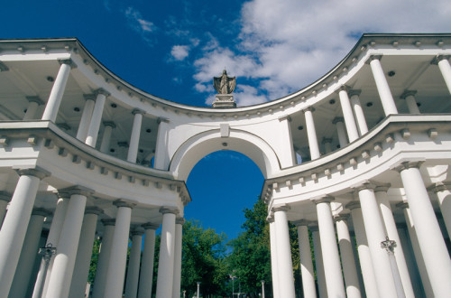 Arc a l'entree de Zale avec une double statue du Christ et de Marie, la Patronne.