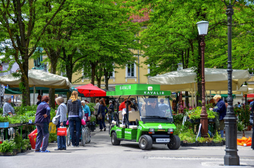 Urbani taxi med stojnicami na Glavni tržnici.