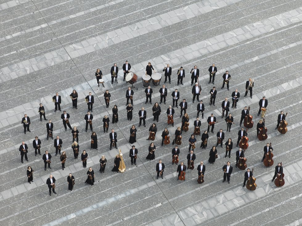 pogled iz zraka na clane orkestra na trgu v mestu