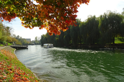 Jesen v Ljubljani, pogled na Ljubljanico in ladjico