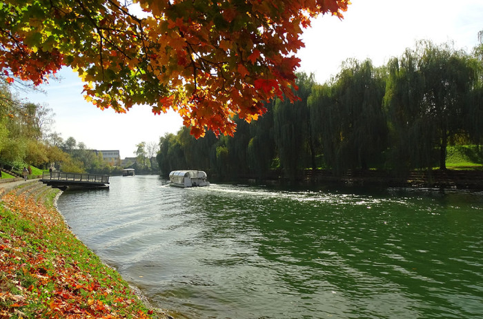Jesen v Ljubljani, pogled na Ljubljanico in ladjico
