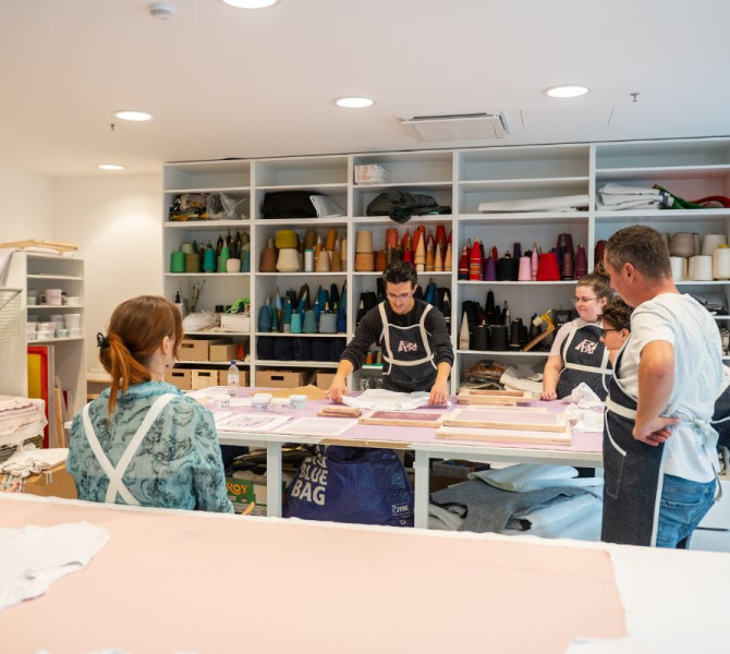 Presentazione del lavoro di stampa su magliette al Center Rog