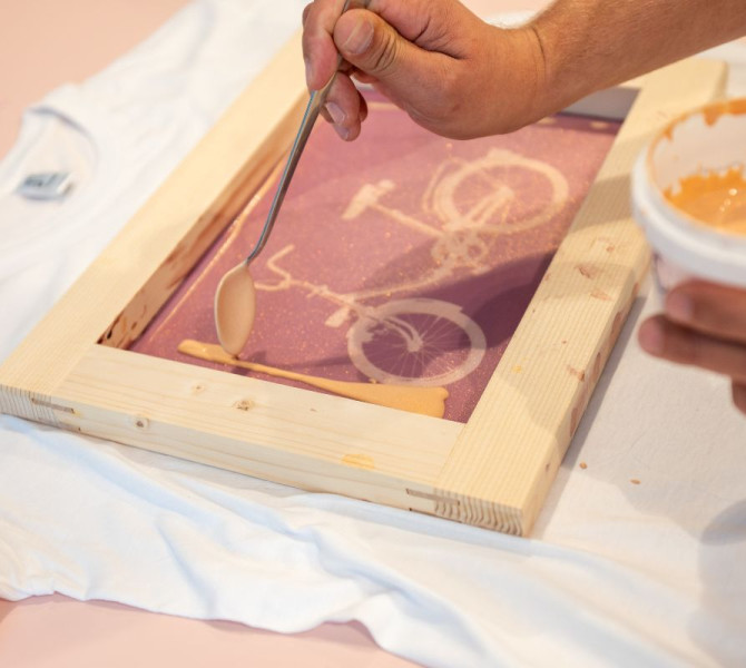 Creazione di uno stencil per la stampa su magliette al Center Rog.