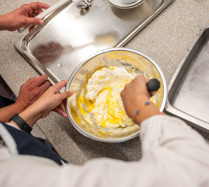 Mesanje testa za slano pito. Mesanje na pultu. 