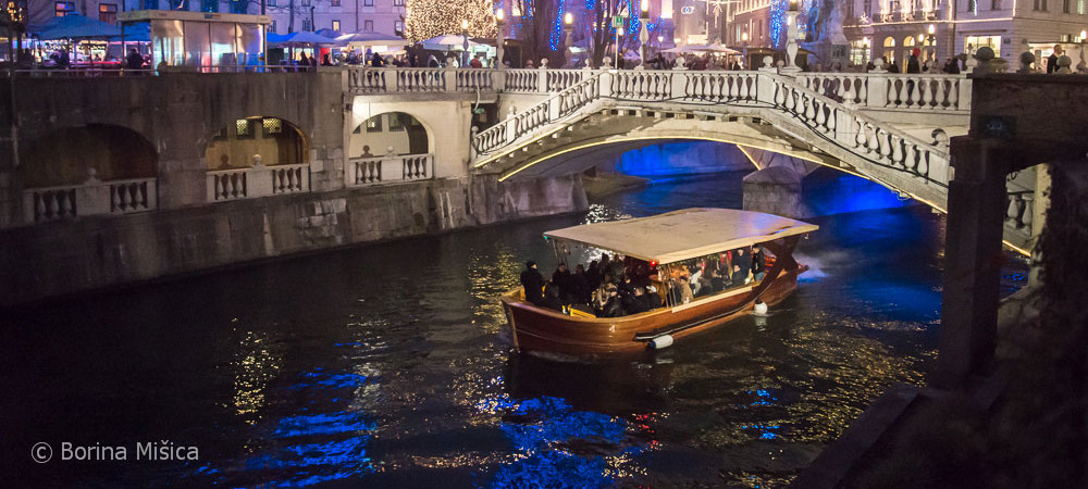 Bootsfahrt auf der Ljubljanica im festlichen Dezember.
