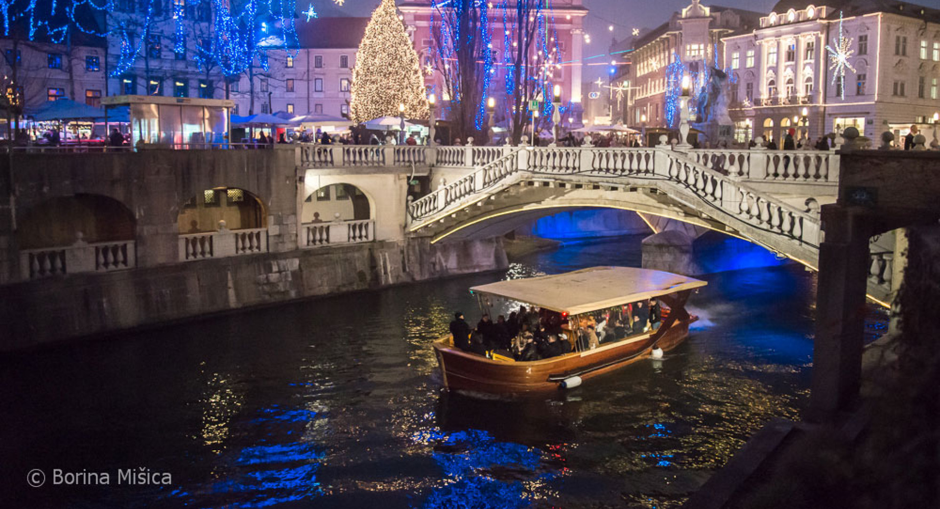 Bootsfahrt auf der Ljubljanica im festlichen Dezember.