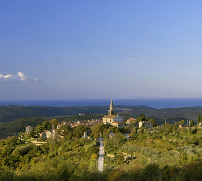Mesto s cerkvico na hribu.