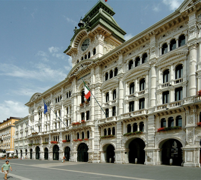 Mogocna stavba z zvonikom z uro mestu v Italiji.