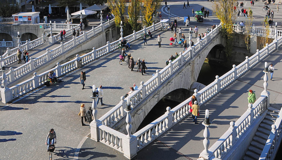 The crossing of three stone bridges.