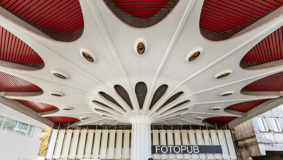 A large red ceiling with white boards shaping a star.