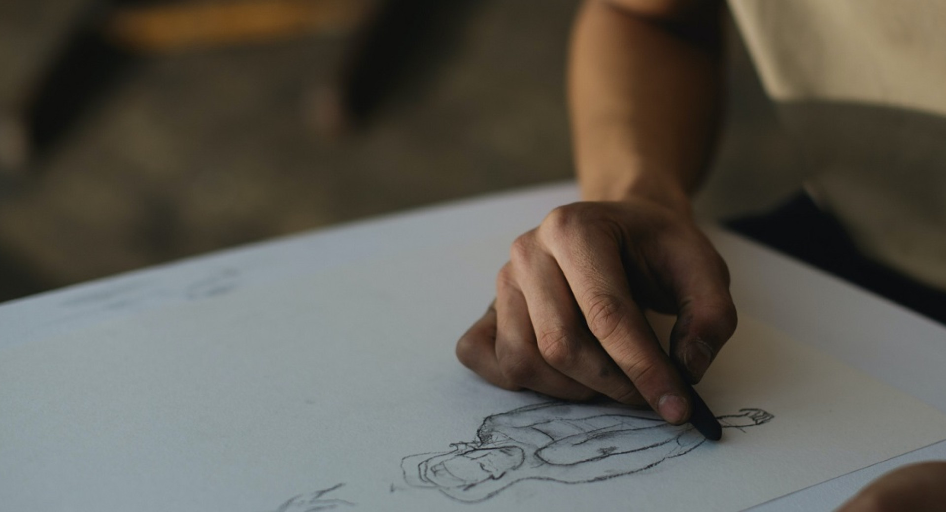 Risanje z ogljem na papir.