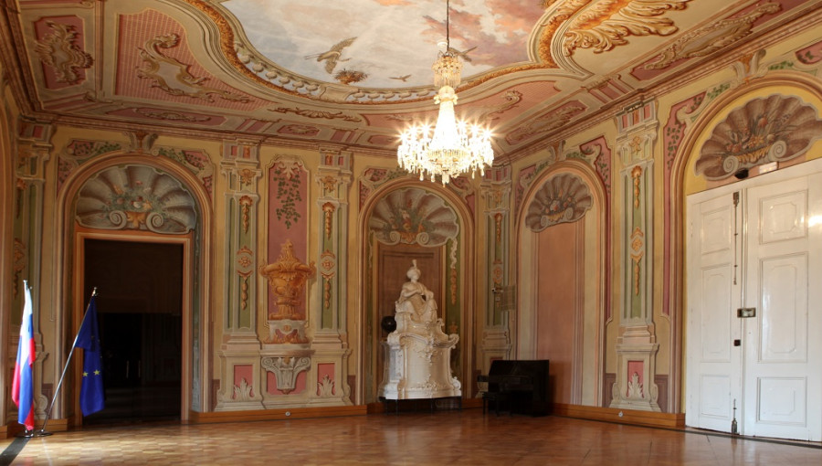 Velika razkosna soba z umetelno dekoriranimi zidovi.