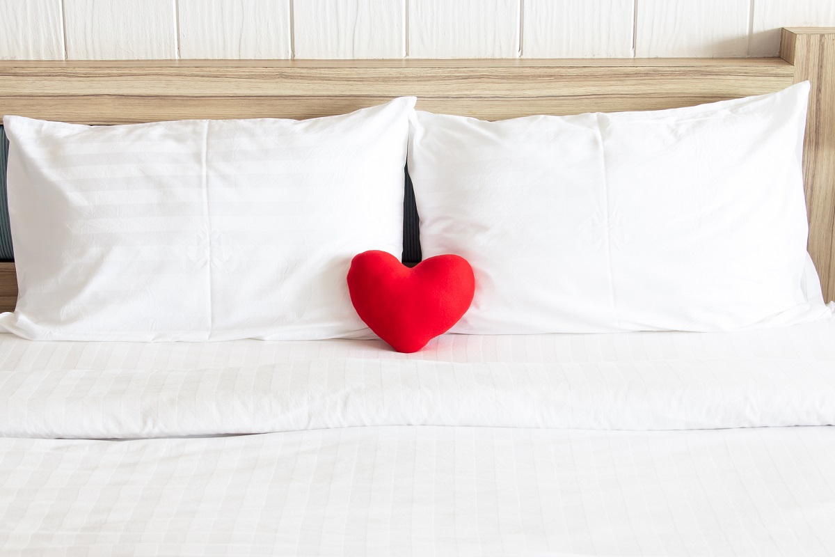 Hotelska ponudba LUV postelja s srckom_foto Shutterstock