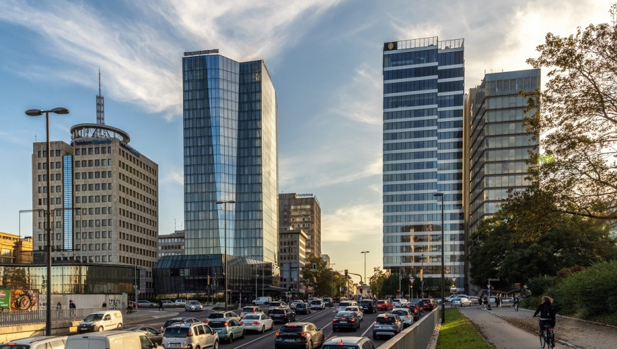 A view of the city with skyscrapers and traffic.