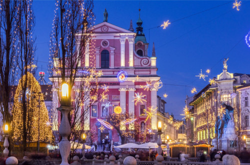 Mesto, okraseno z novoletnimi luckami.
