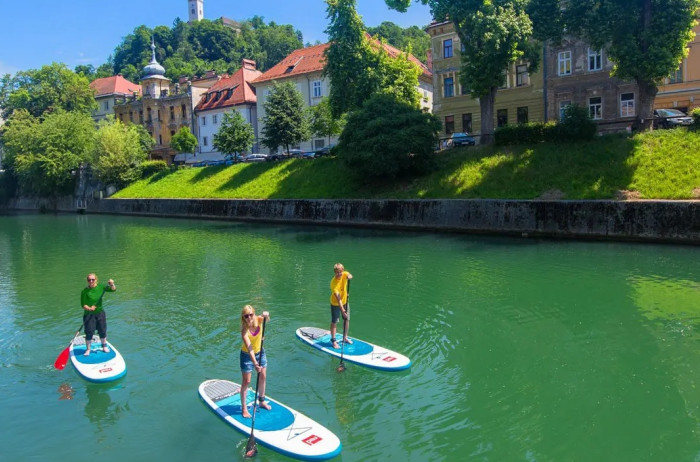 Tri osebe supajo na Ljubljanici.