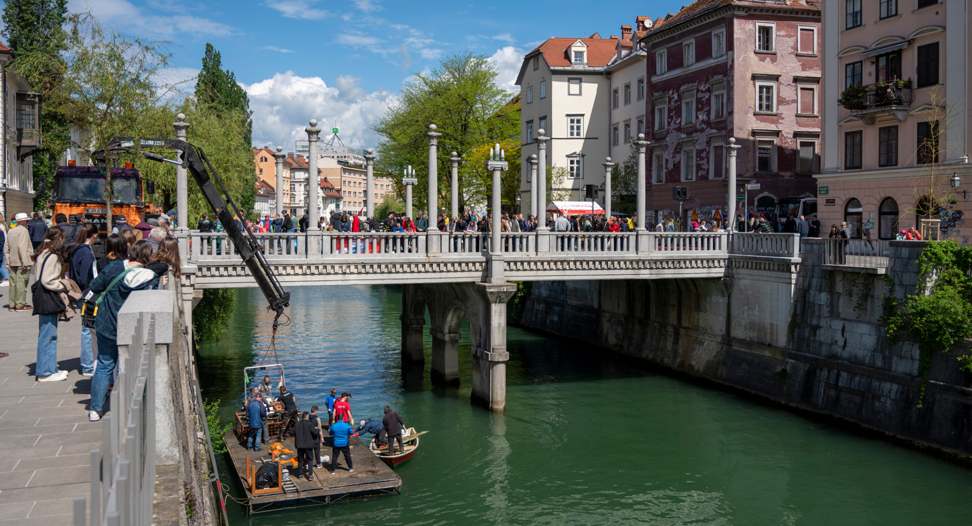 Čevljarski mosr, spodaj reka Ljubljanica in ploščad s potapljači