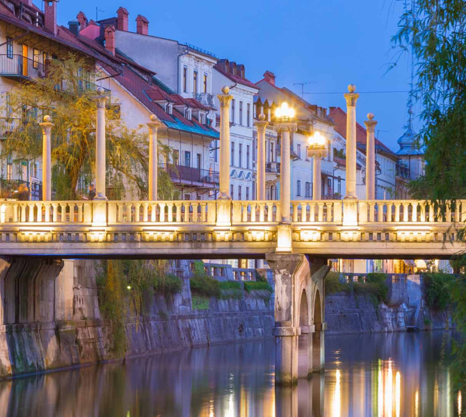 Un ponte sul fiume in uno splendore di luci.