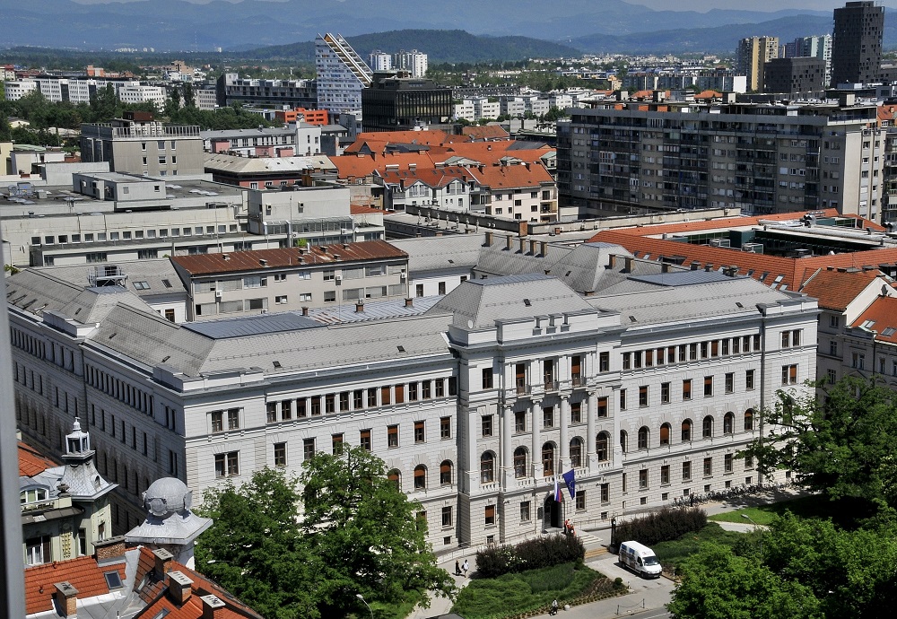 Velika siva stavba v ozadju Ljubljana