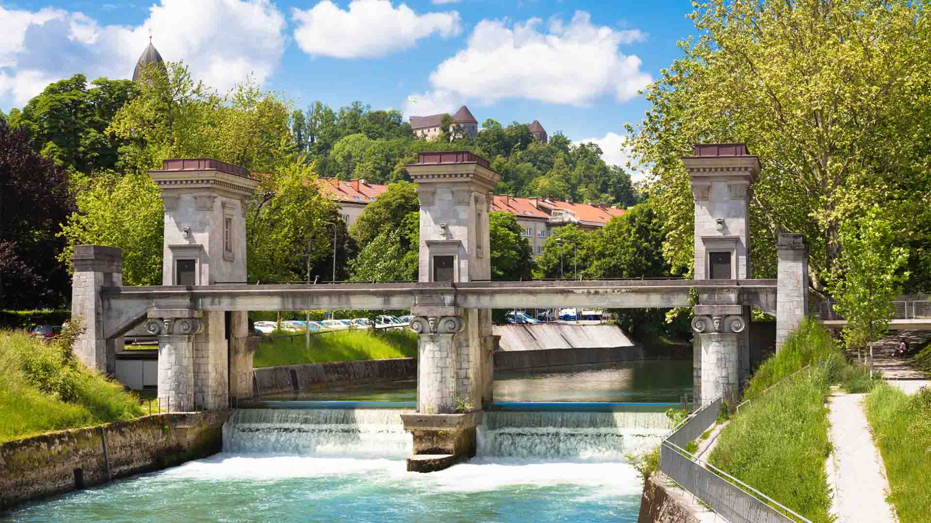 Zapornice ob reki z s tremi stolpi.