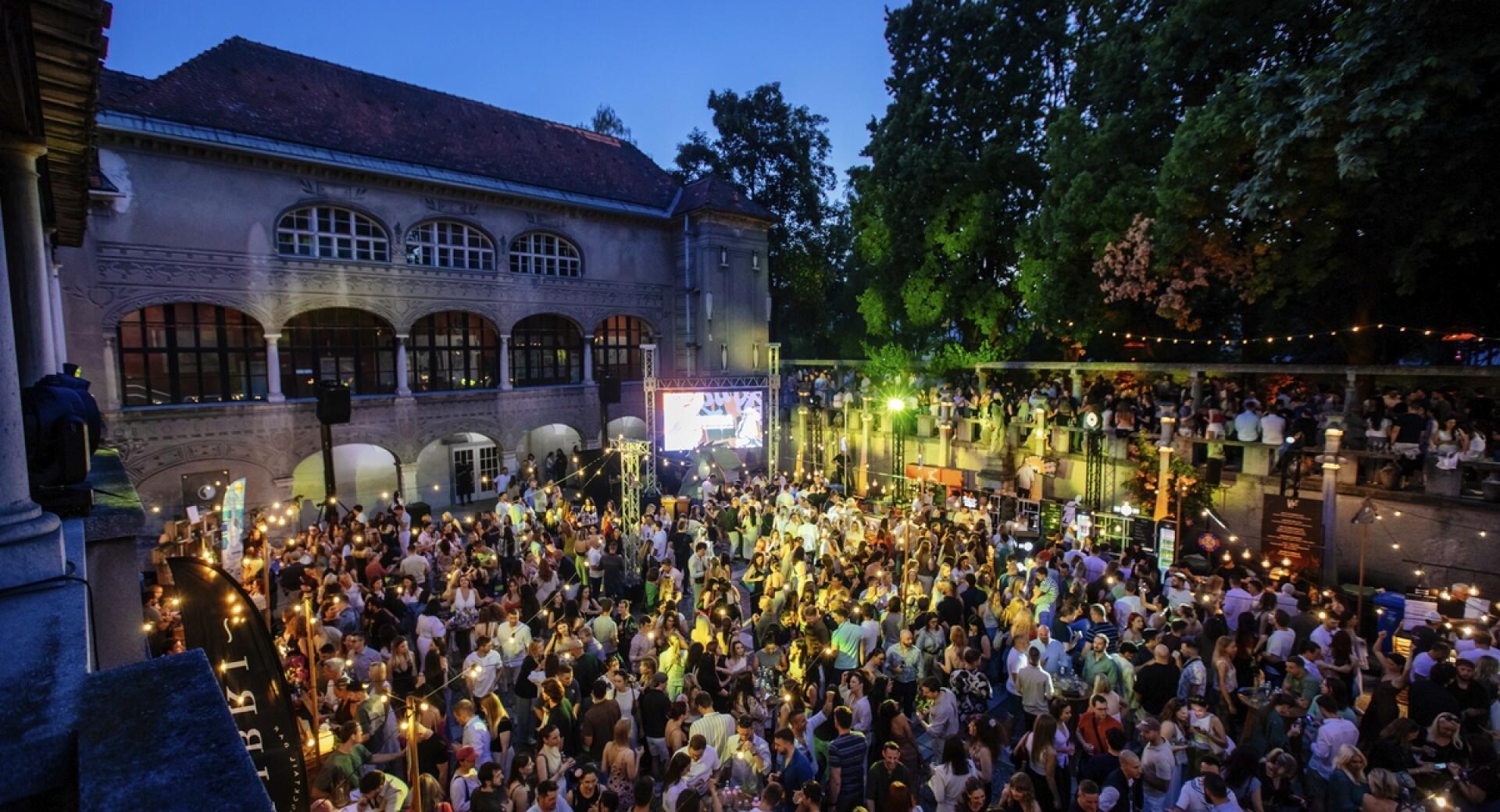 Množica ljudi na dogodku na prostem.