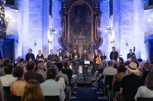 orkester nastopa v cerkvi