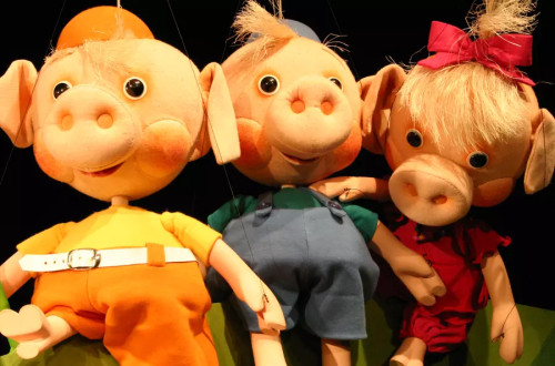 Three pig puppets