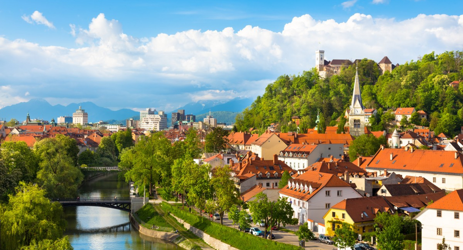 Panorama Ljubljane z gradom v ozadju.