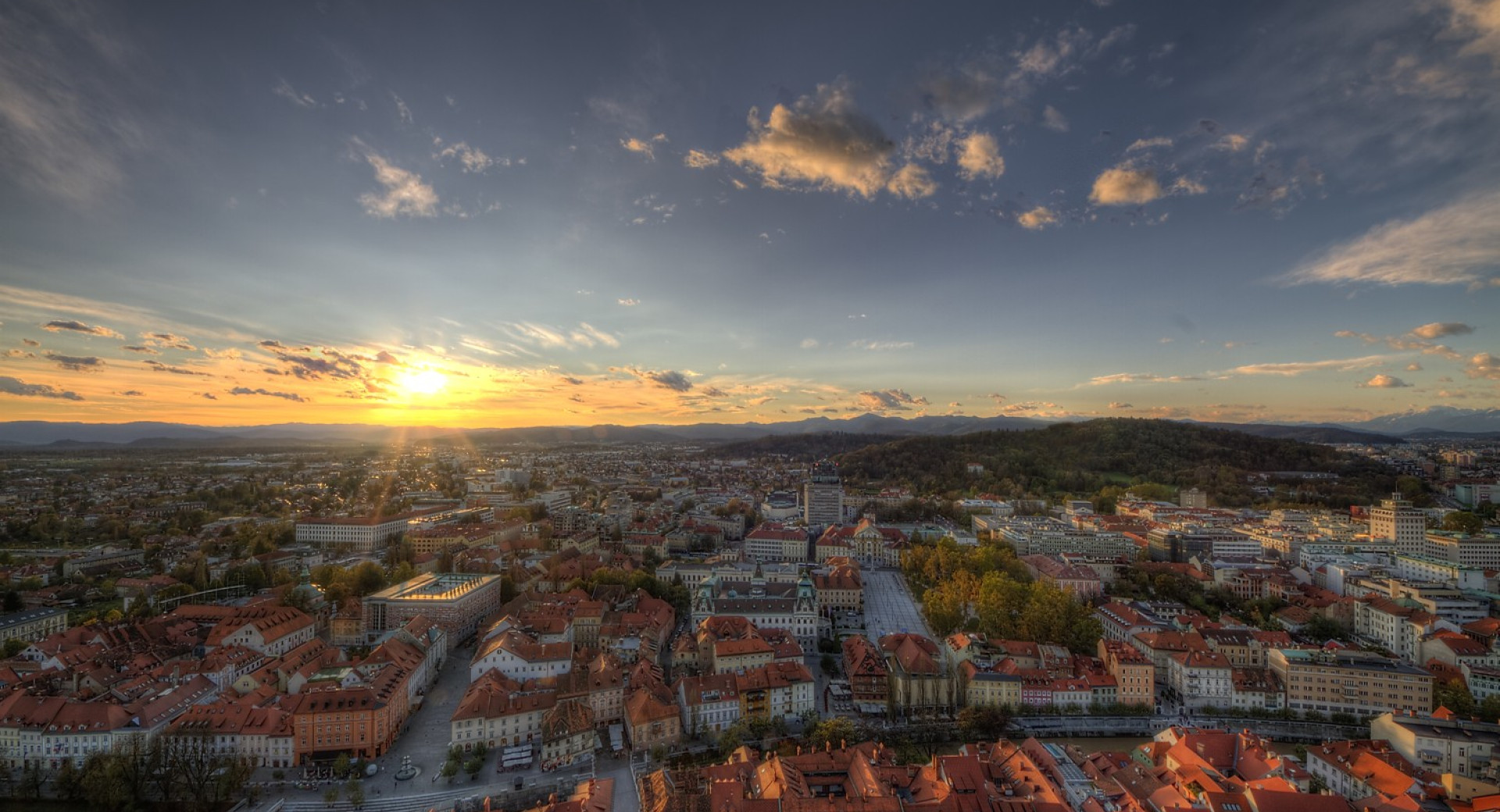 Panorama mesta s soncnim vzhodom.