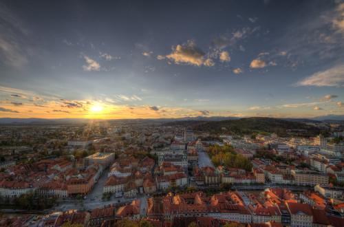Panorama mesta s soncnim vzhodom.