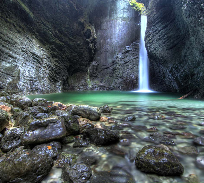 Dvorana v skali kamor teče slap.