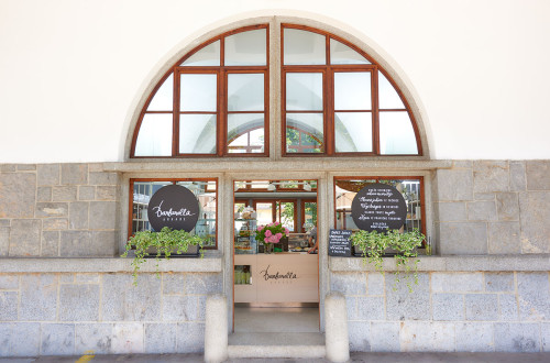 Zunanjost in vhod v bistro. 