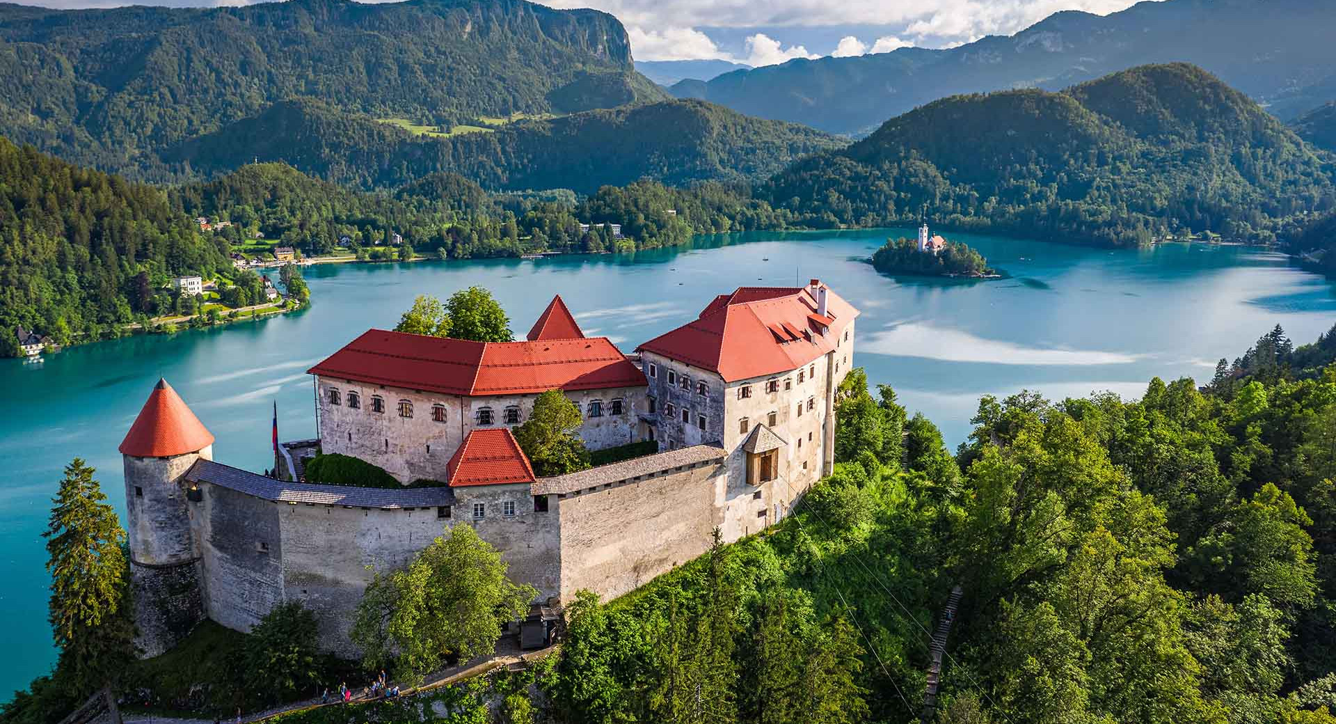 Blejski grad, v ozadju jezero. 